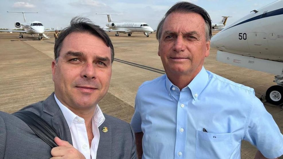 Flavio Bolsonaro y Jair Bolsonaro.