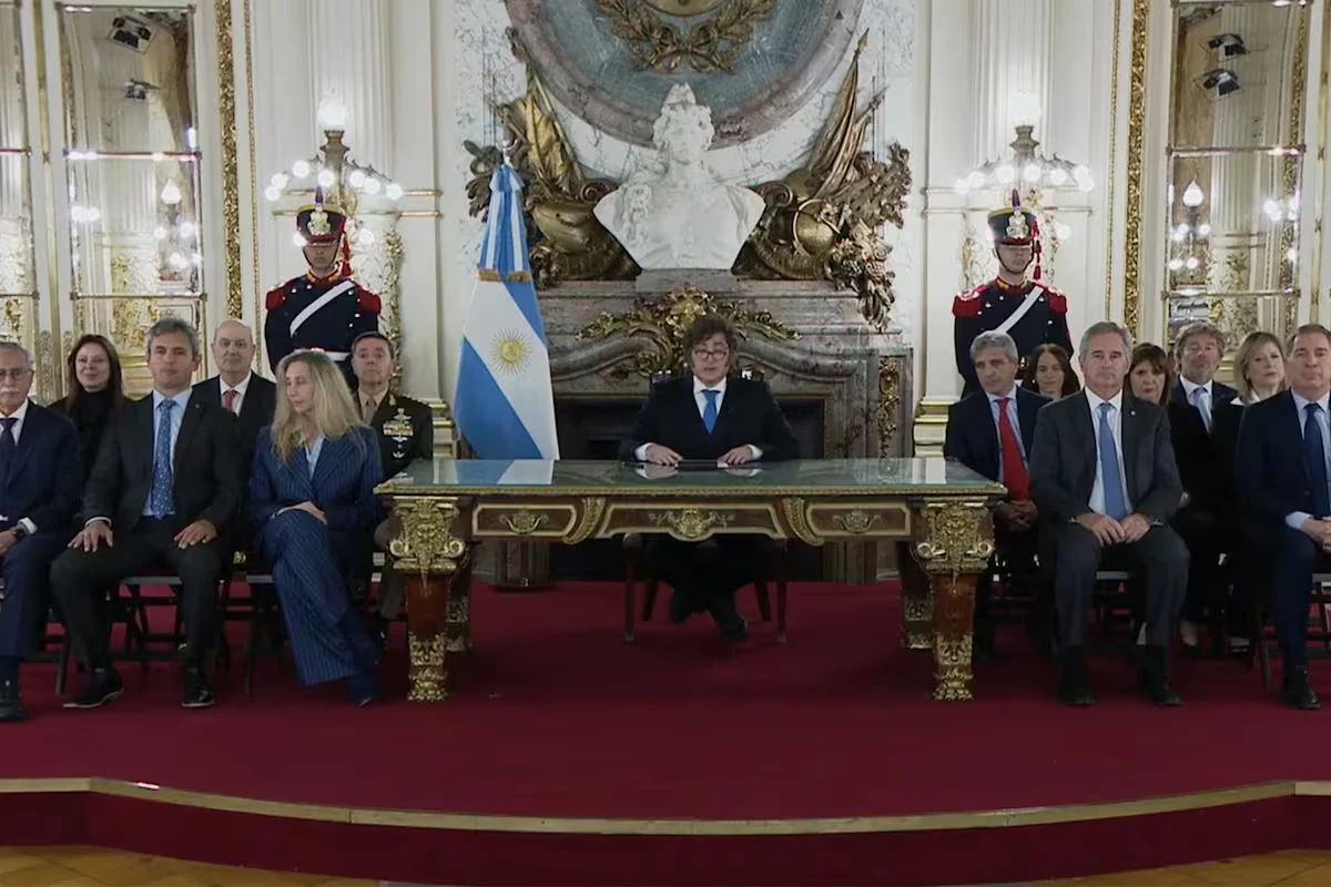 Javier Milei y su gabinete en la histórica cadena nacional sobre la causa Malvinas.