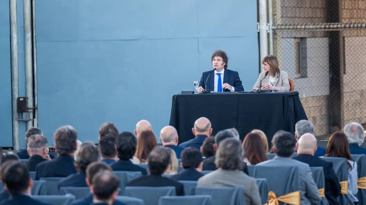 Javier Milei y Patricia Bullrich en una prisión federal.