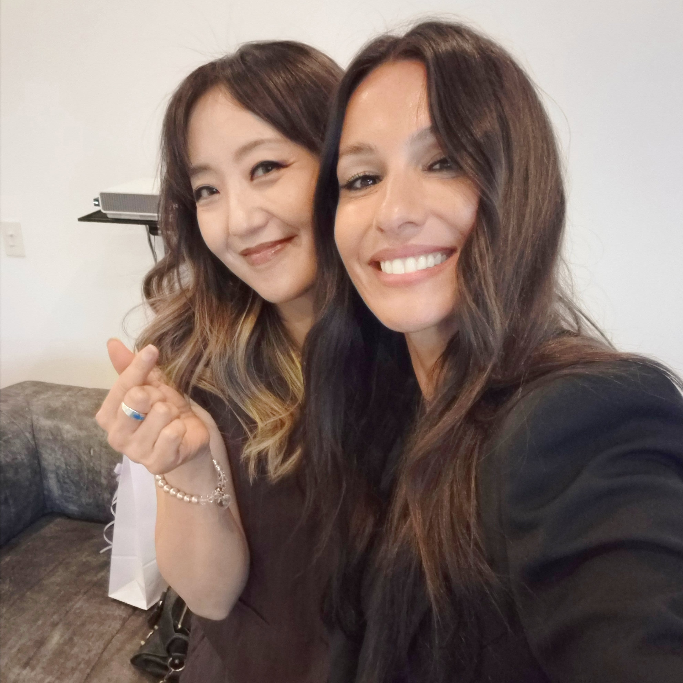Pampita fue invitada a un programa conducido por una periodista coreana y contó detalles del robo de su cartera