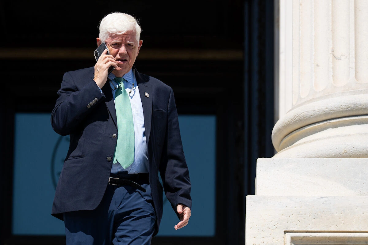 El demócrata John Larson perdió frente al progresista Luke Bronin y profundiza la interna en el partido