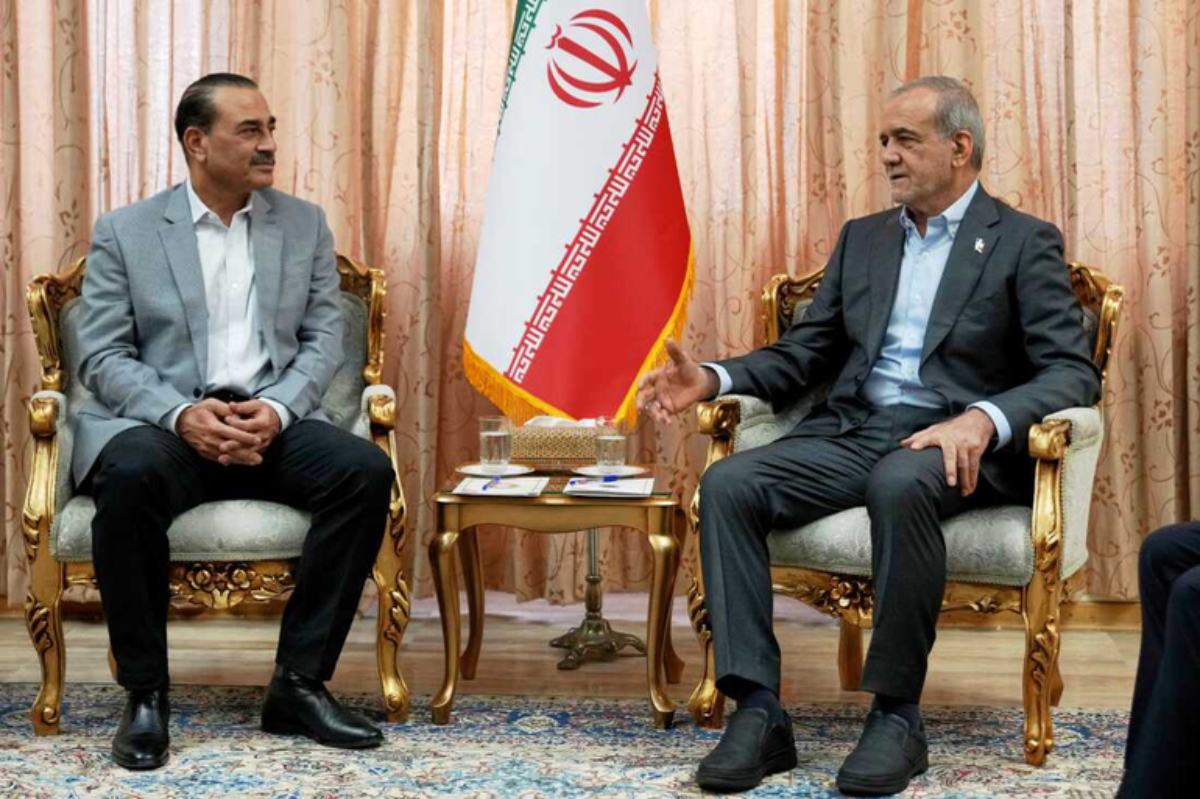 Iranian President Masoud Pezeshkian meets with Pakistani politicians