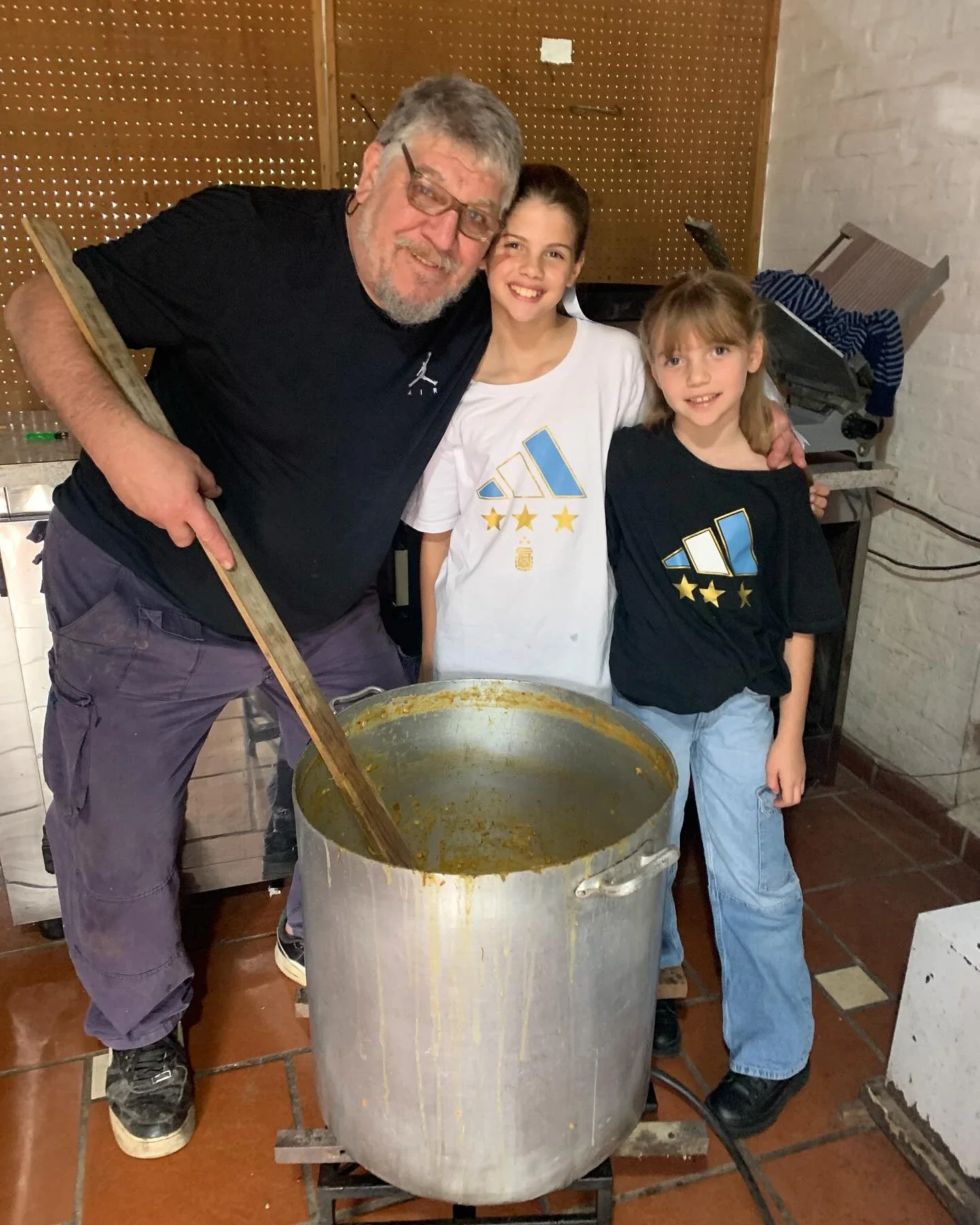 En el 2025, Fra e Isi visitaron a su abuelo por el 25 de Mayo