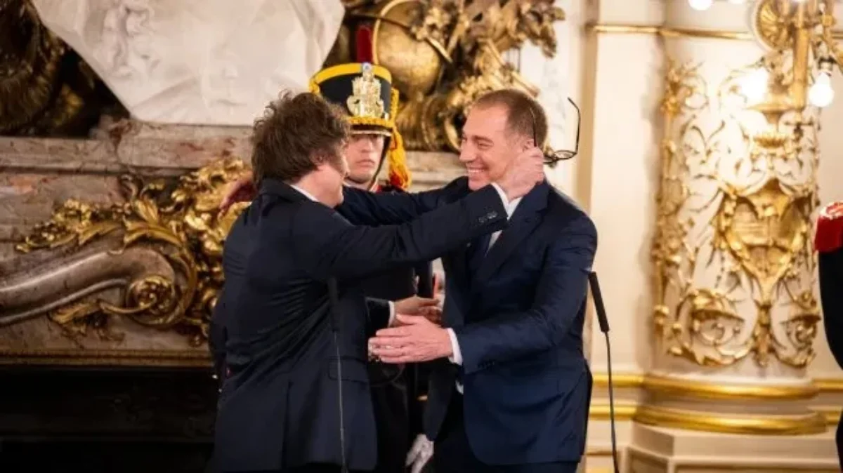 El presidente, Javier Milei y el nuevo jefe de gabinete de ministros, Diego Santilli.