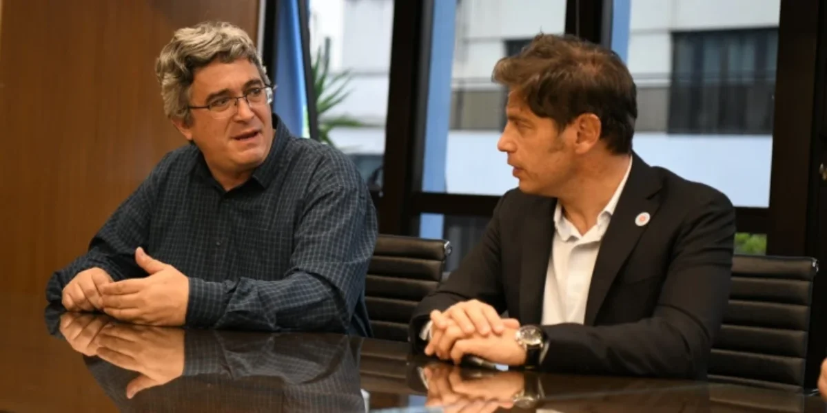 Javier Rodríguez junto al gobernador kirchnerista, Axel Kicillof.