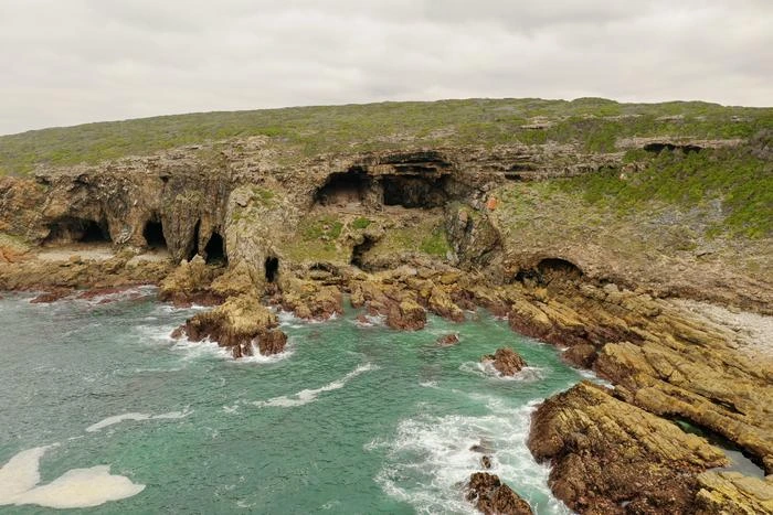 Fotografía del complejo Kilpdrift, ubicado en los acantilados costeros de la Reserva Natural De Hoop en Sudáfrica, donde se recolectaron las muestras para el estudio