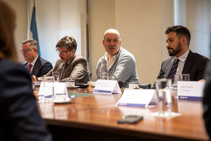 Los eurodiputados se reunieron con Federico Sturzenegger.