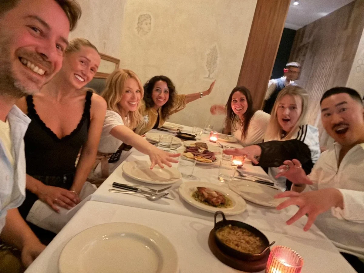 Kylie junto a su equipo de trabajo