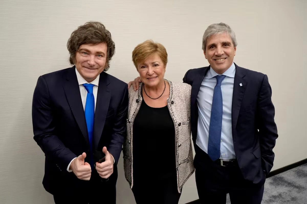 El ministro Luis Caputo brinda una conferencia junto a la directora del FMI, Kristalina Georgieva