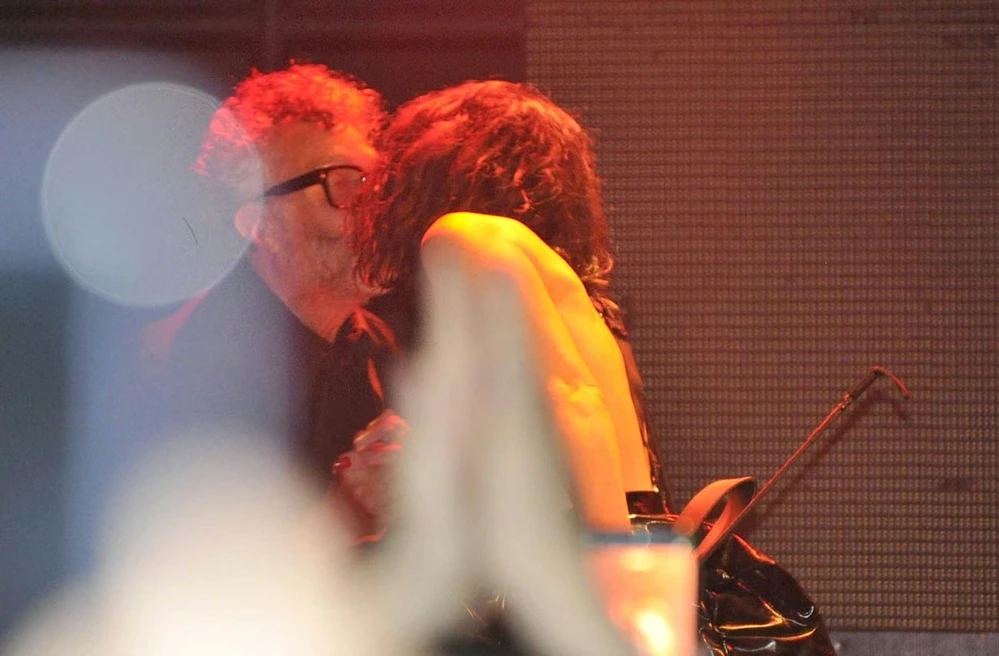 Fito Páez and Sofía Gala kissing