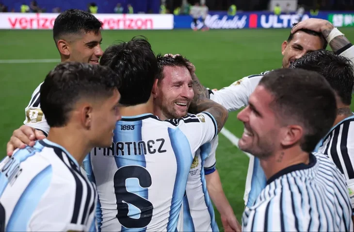 Messi compartiendo su alegrían junto al plantel.