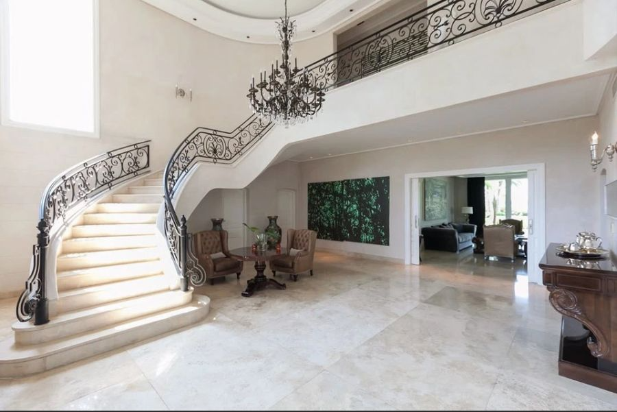 El interior de la mansión de 