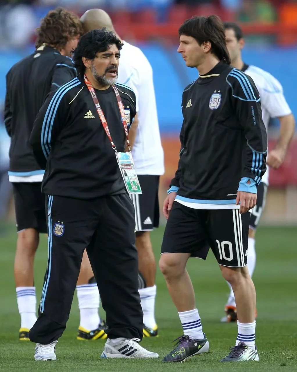 Lionel Messi junto a Maradona como DT