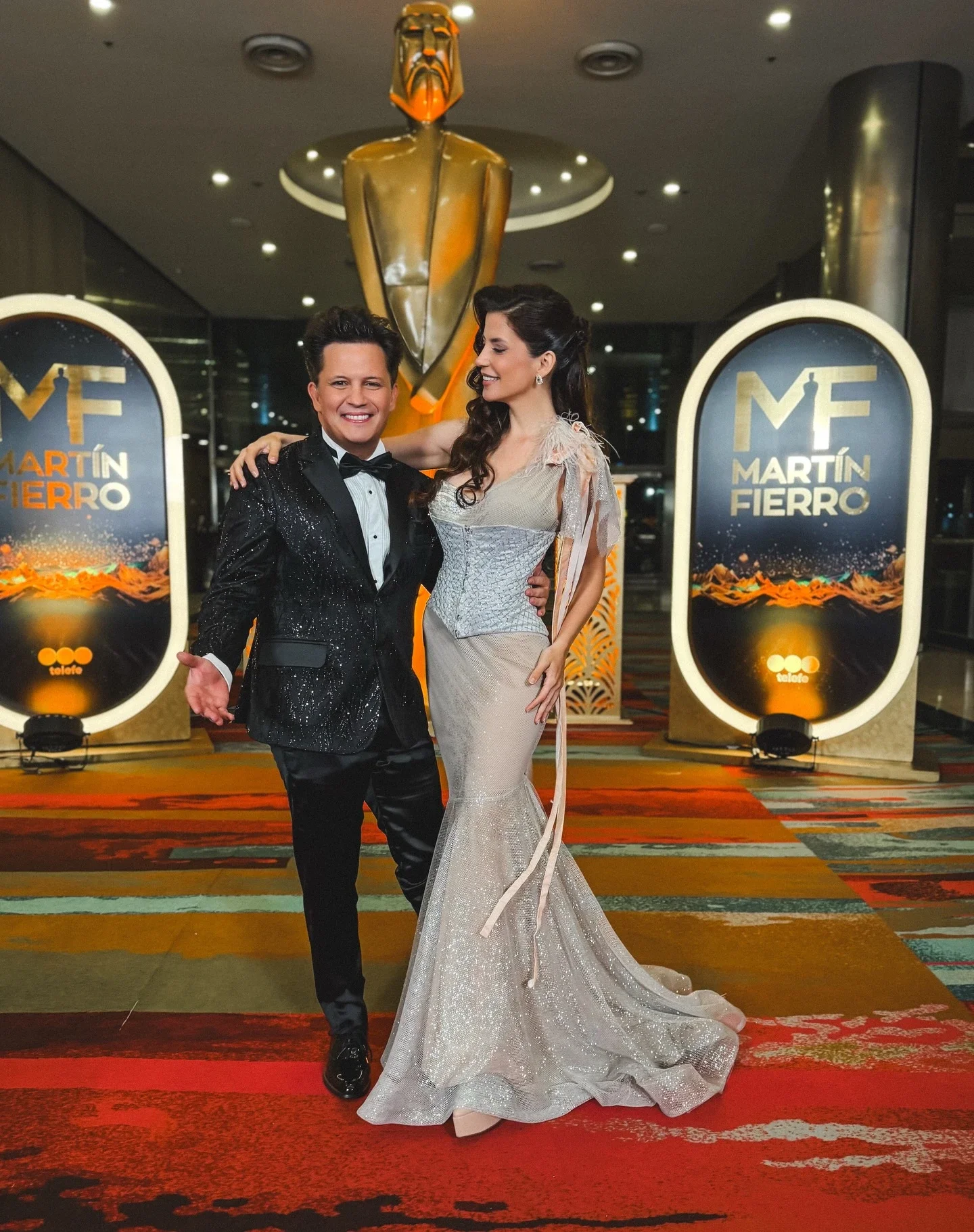 El actor fue acompañado de su novia a la gala