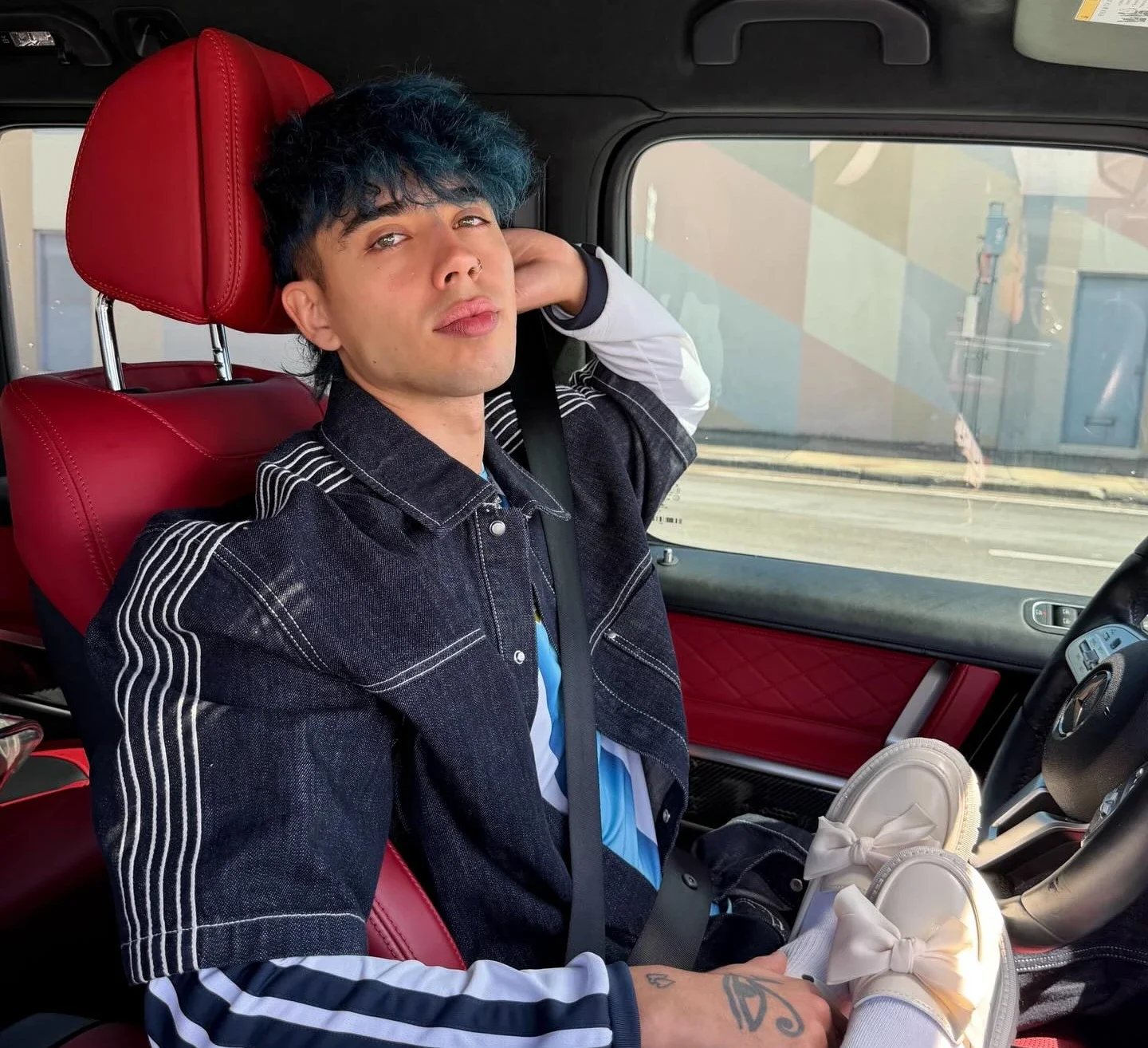 El color azul en el cabello es una marca registrada del cantante