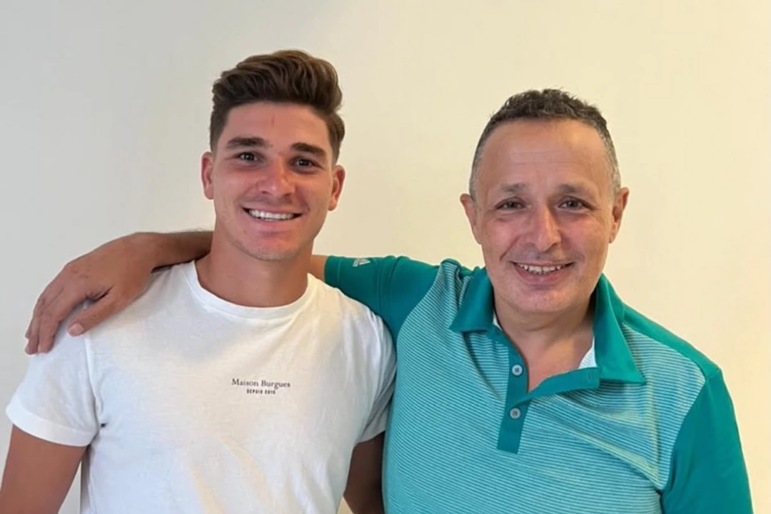 Julián Álvarez junto a Fernando Hidalgo