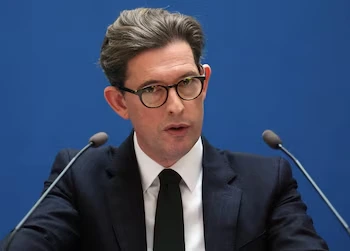 Según los funcionarios de la inteligencia británica, la utilización de la inteligencia artificial por parte de adversarios del Reino Unido, también constituye una gran preocupación