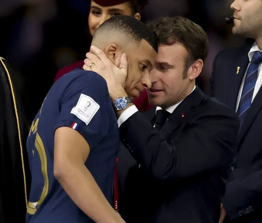 Mbappe consoled by Macron after the defeat against Argentina