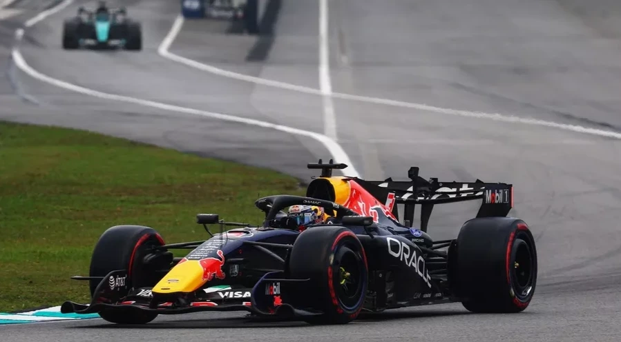 Verstappen tuva una sólida carrera pese al caos general