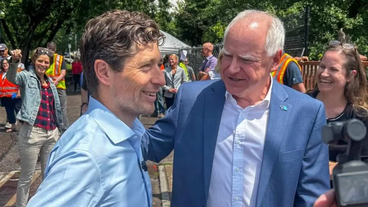 El gobernador ultrademócrata Tim Walz junto con el alcalde de Minneapolis, Jacob Frey. 