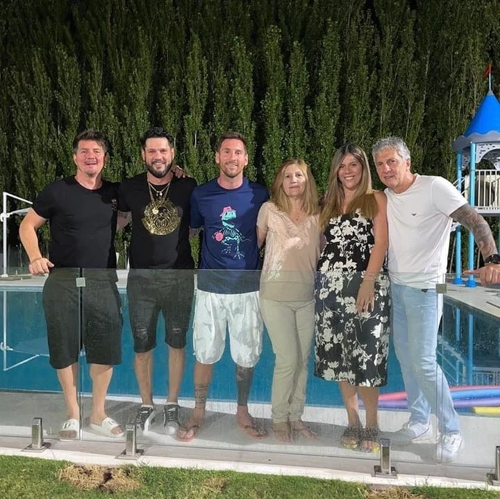 Lionel Messi junto a sus padres y hermanos