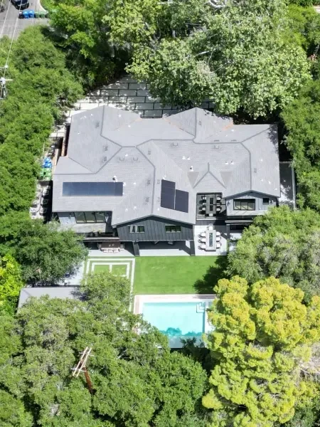 La mansión está rodeada de árboles y cuenta con una piscina reluciente.