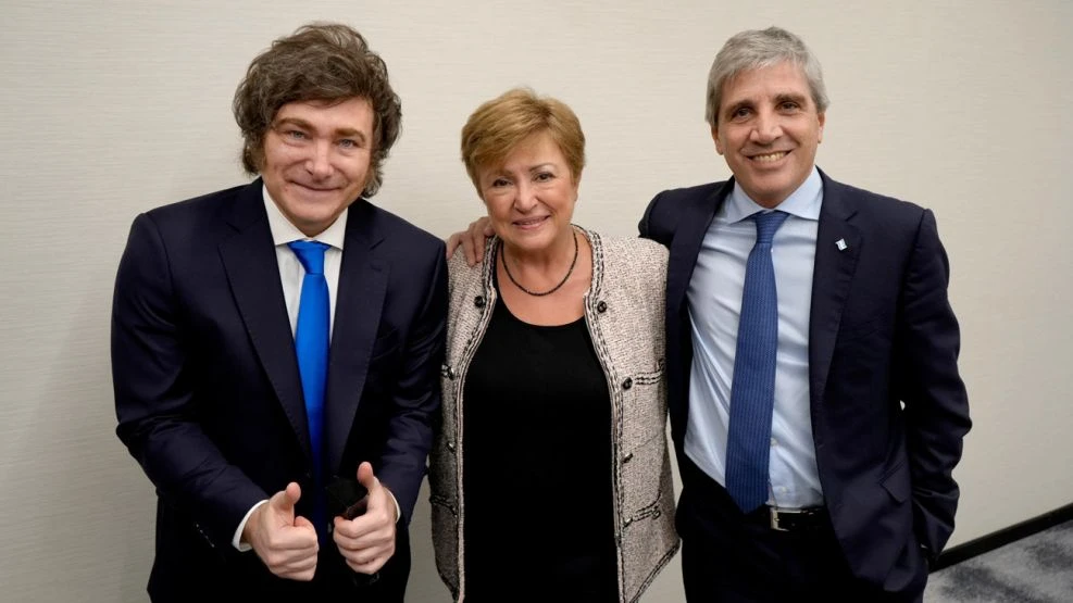 Javier Milei, Luis Caputo y Kristalina Georgieva.