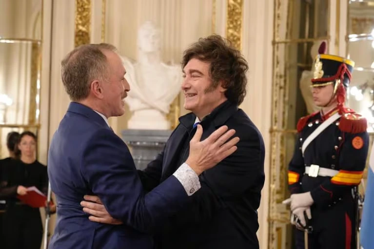 Javier Milei junto a Peter Lamelas.