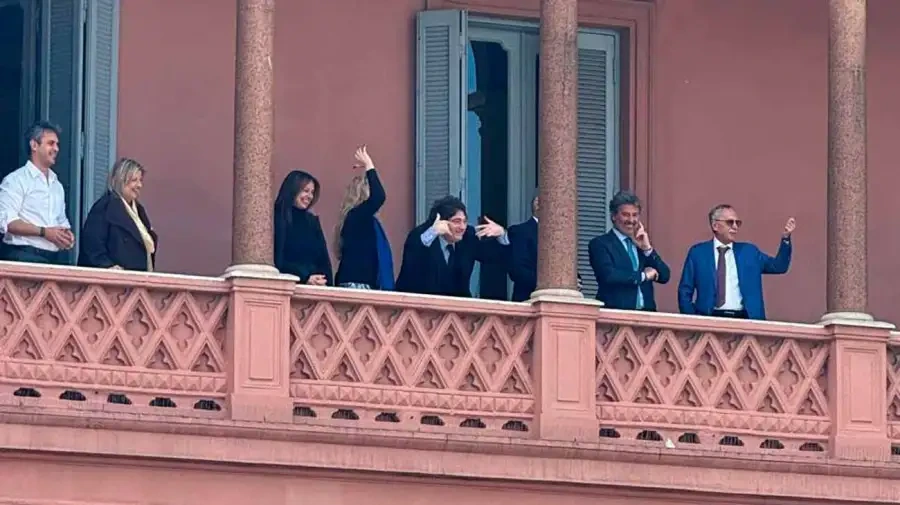 Javier Milei y su gabinete en el balcón.