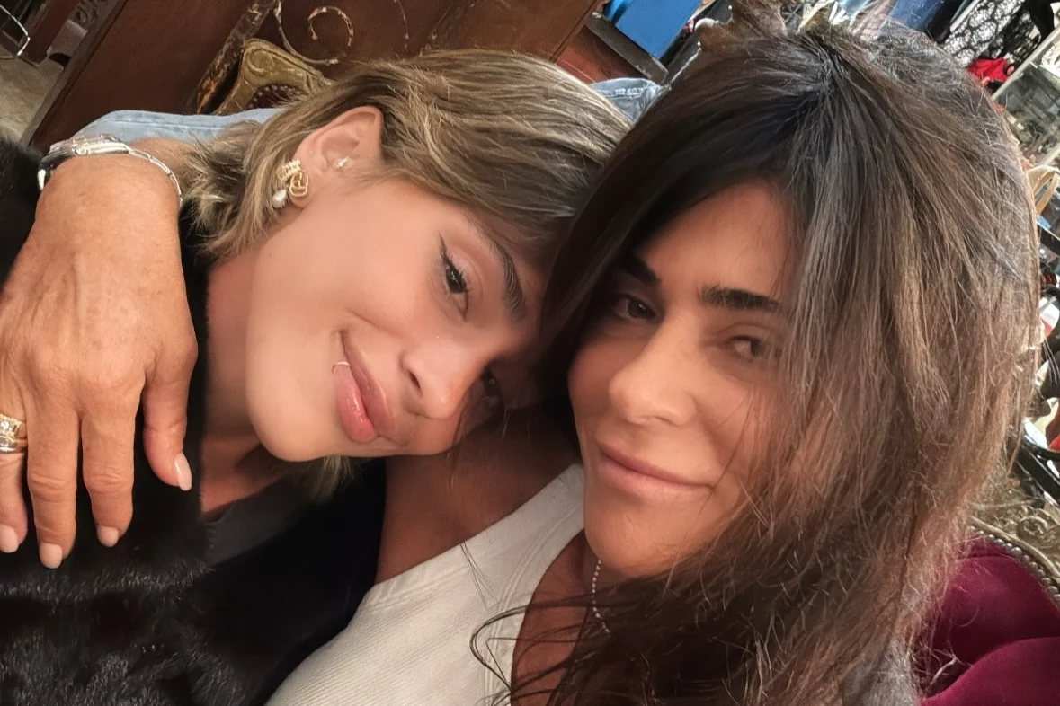 La insólita reacción de la mamá de Tini Stoessel al ver a Alejandro Stoessel tirándole piedras a la prensa