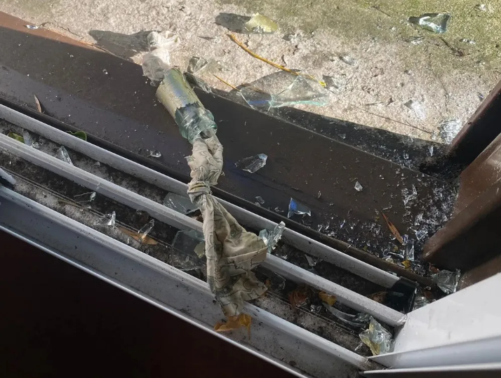 El molotov arrojado contra la sinagoga
