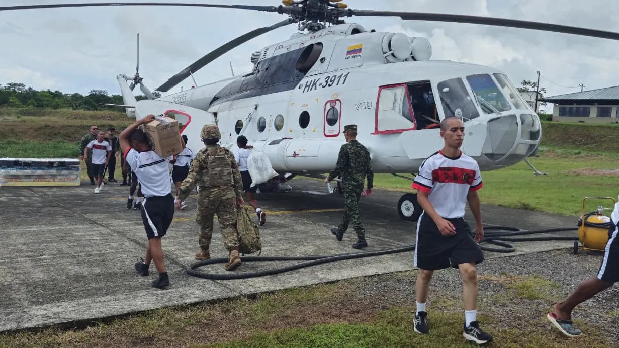 Personal argentino colaborando en la asistencia y rescate en Colombia.