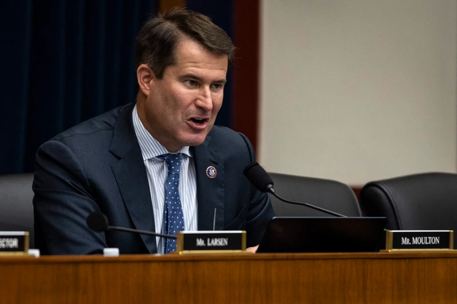 El candidato demócrata a senador, Seth Moulton, aseguró que buscará que Chuck Schumer no sea reelegido como líder de la minoría