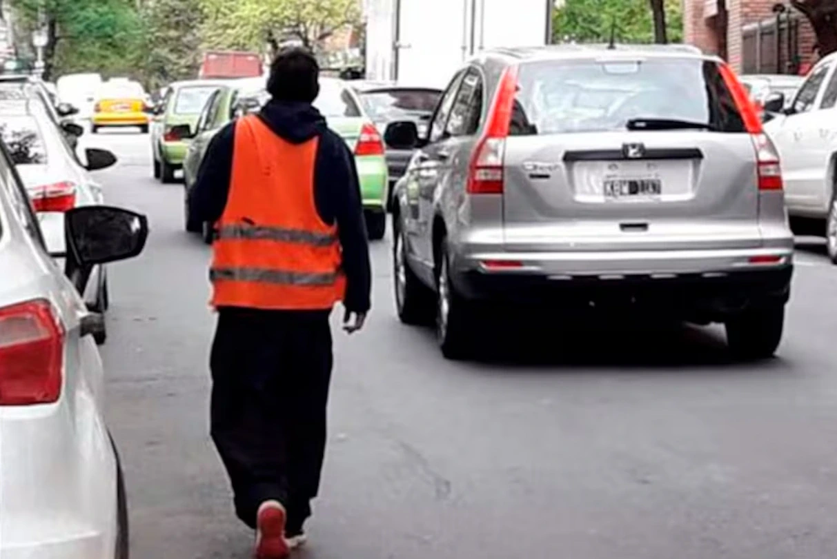 En 30 días entran en vigencia las sanciones contra cuidacoches ilegales y limpiavidrios en Córdoba