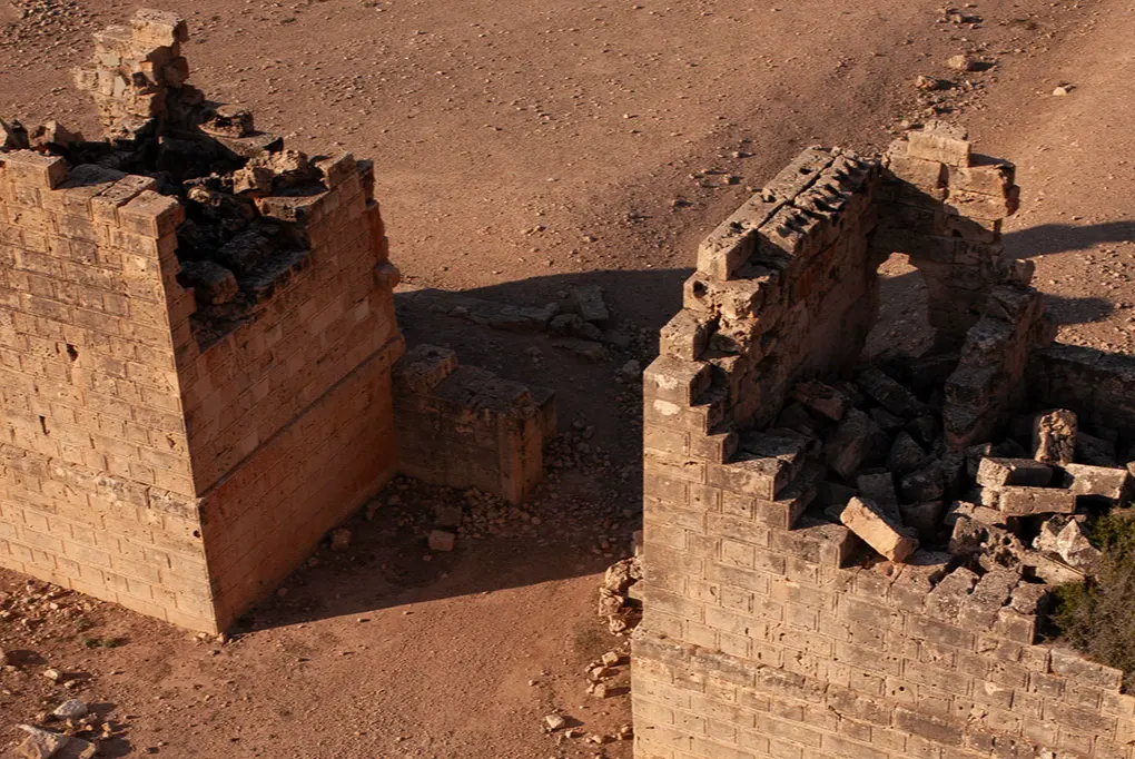 Marcas de canteros revelan secretos de una antigua puerta libia
