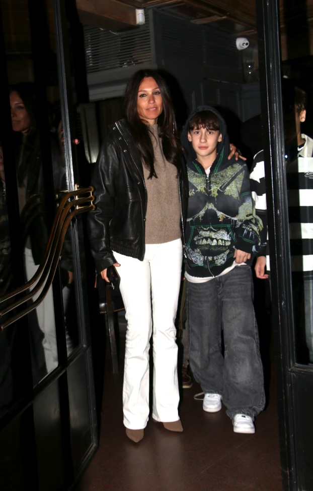Pampita saliendo del restaurante junto a sus hijos. (Foto: Movilpress)
