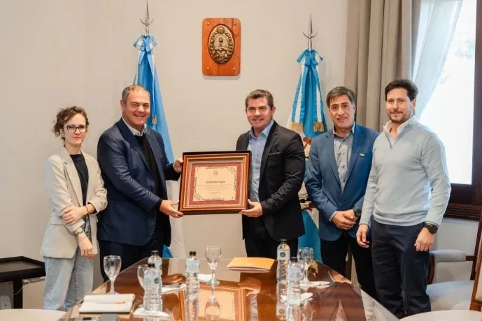 Governor Marcelo Orrego alongside the president of Grupo Corven, Leandro Iraola