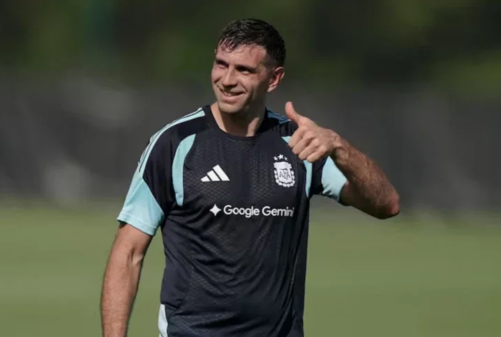 Dibu Martínez will be a starter against Algeria