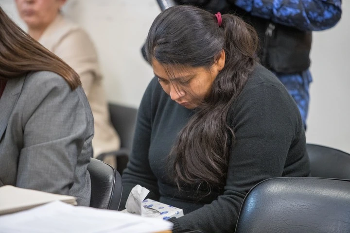 Ángel's mother on the bench during the hearing.