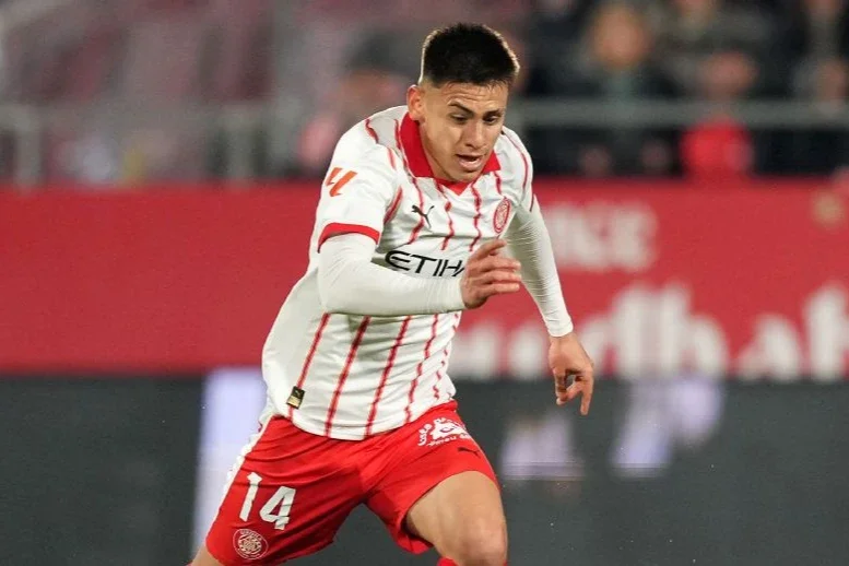 Echeverri terminó su préstamo en el Girona y su futuro en el City es un misterio