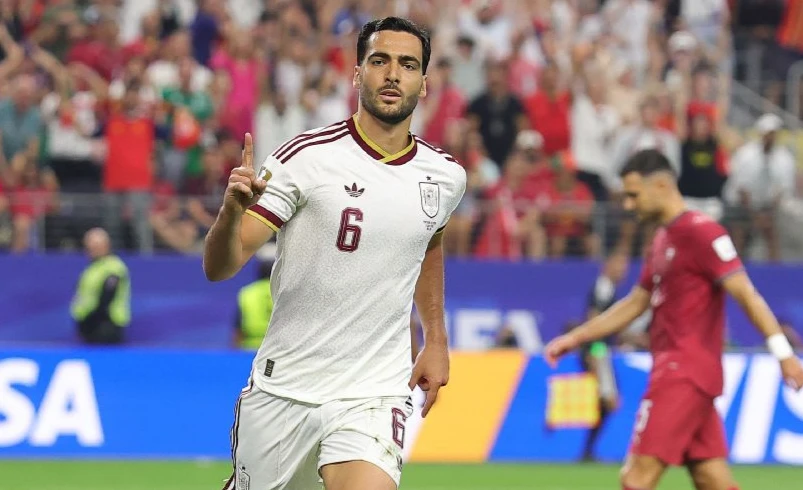 Merino salvó dos veces seguidas sobre el final a España