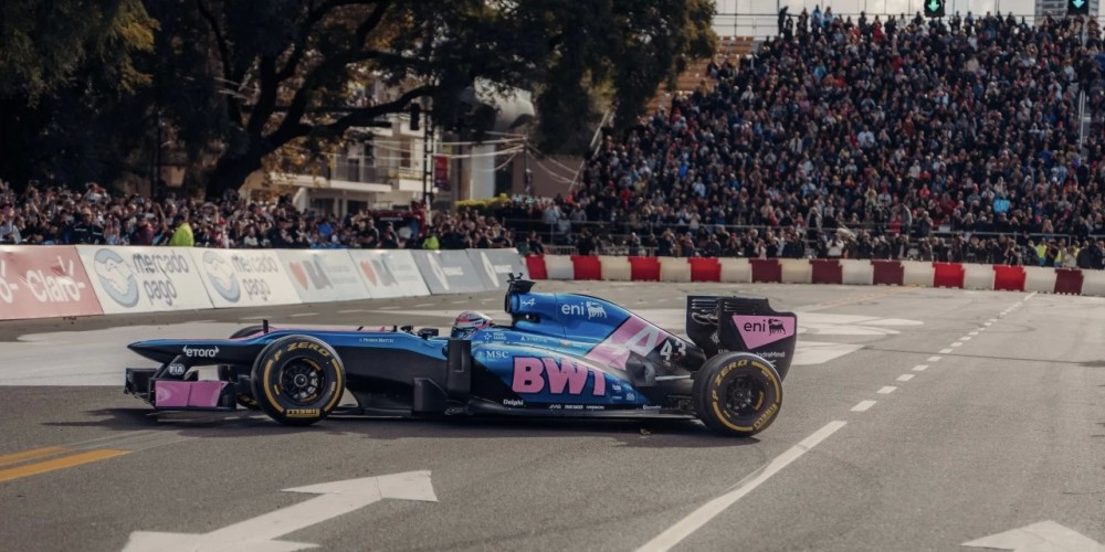 El Lotus E20 que usó Colapinto en su Road Show tenía un motor V8