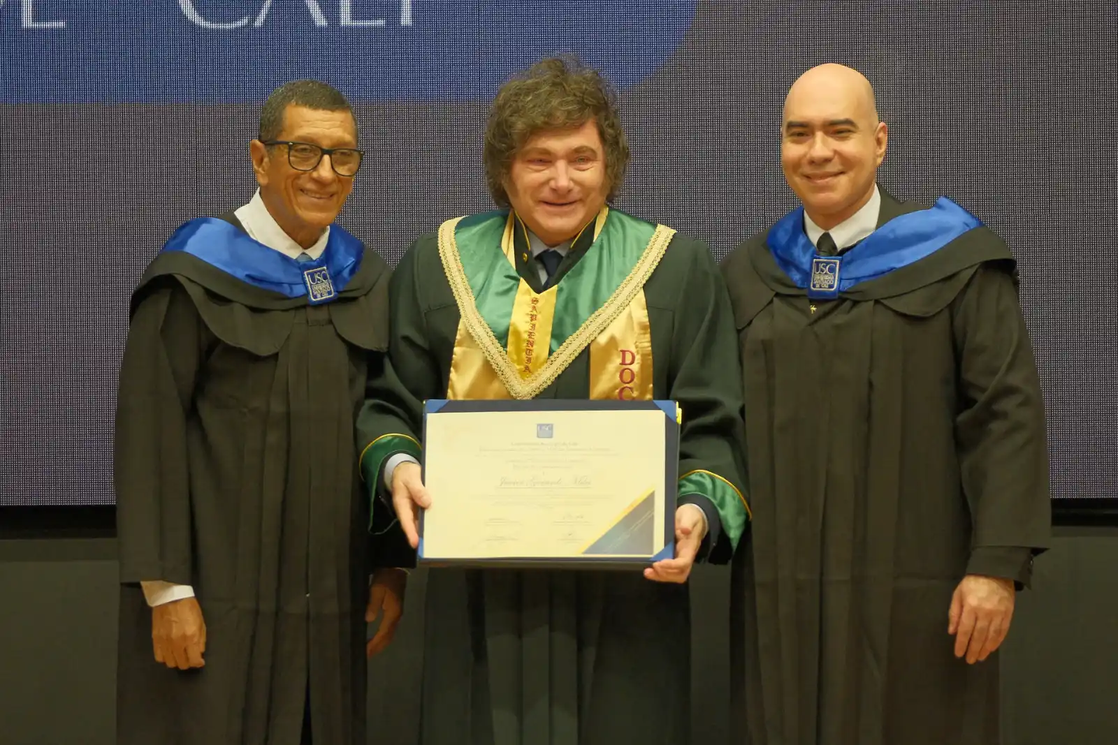 Javier Milei recibió un doctorado honoris causa por la Universidad Santiago de Cali en Colombia