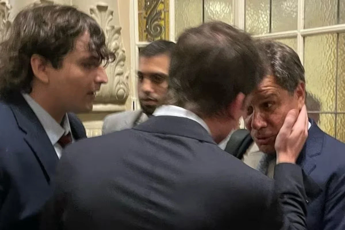Santiago Caputo warmly pats Facundo Manes in the Chamber of Deputies.