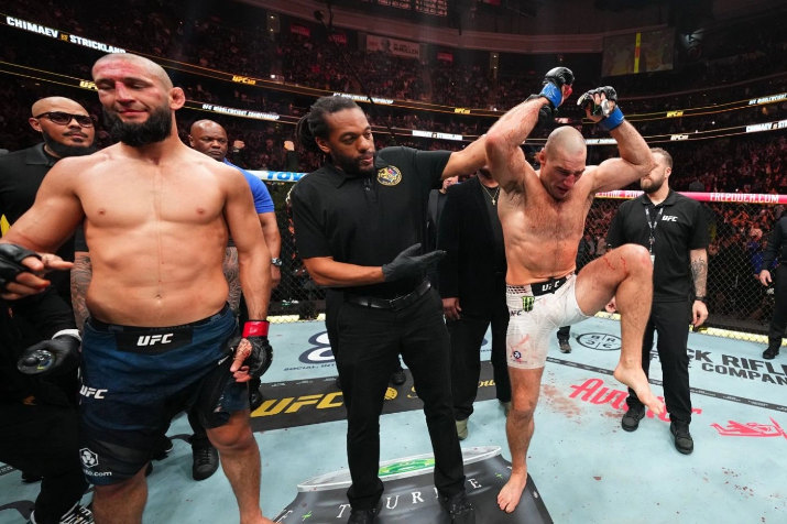 "Ganó occidente": el católico Strickland derrotó al musulmán Chimaev y se coronó campeón mundial de UFC