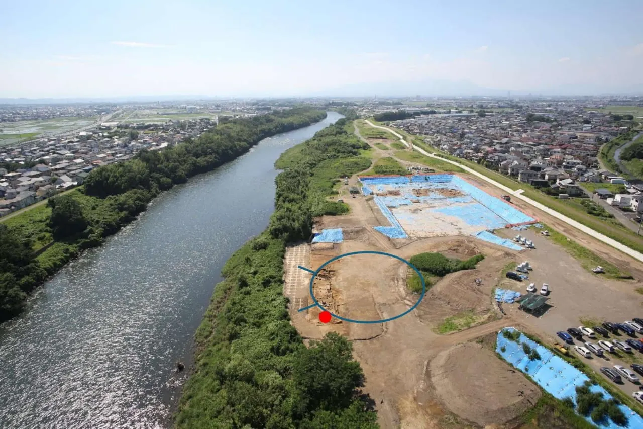 Vista panorámica del Área 4 del sitio de Nishikaminomiya (desde el este). La línea azul marca la Tumba n.° 1; el punto rojo indica el lugar donde se encontró la figura de haniwa