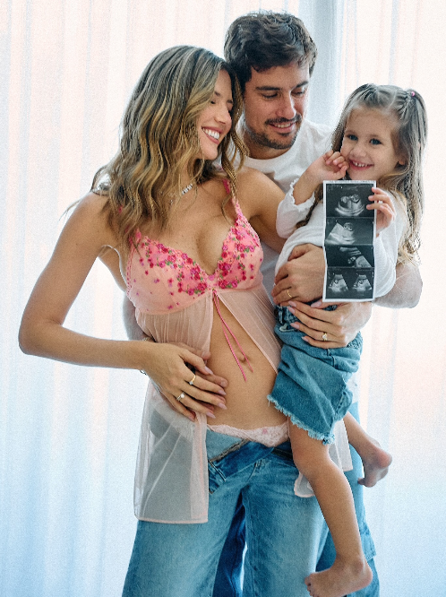 Los enamorados mostraron las ecografías de su bebé
