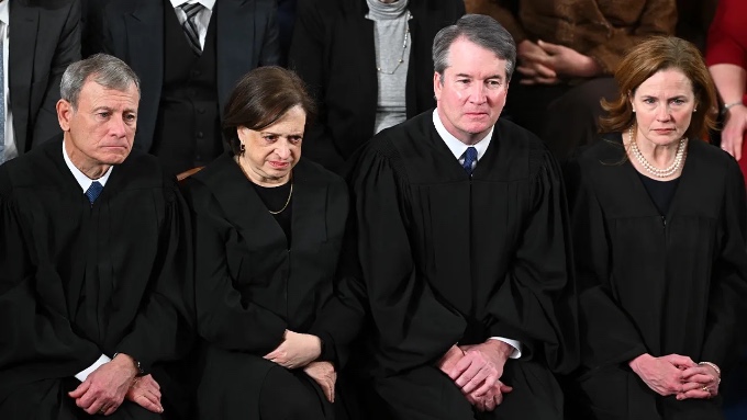 The judges John Roberts, Elena Kagan, Brett Kavanaugh, and Amy Coney Barrett