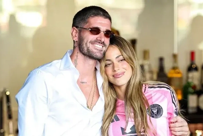 Se conoció el nombre de la tercera en discordia entre Tini Stoessel y Rodrigo De Paul