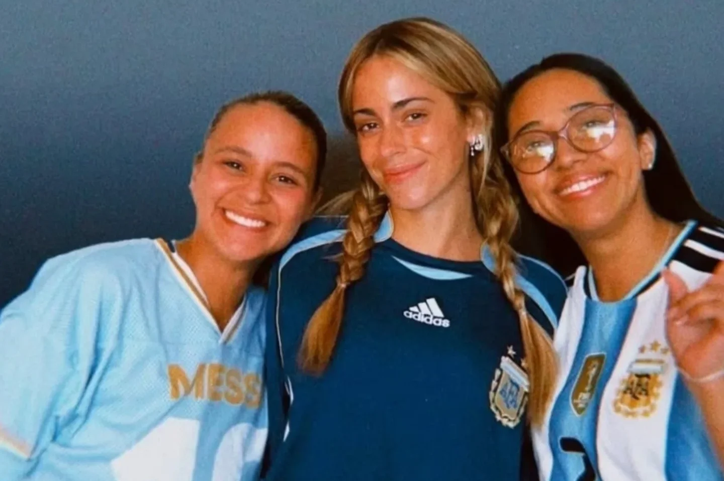 Así fue el look de Tini Stoessel para disfrutar en el anonimato del debut de Argentina en el Mundial